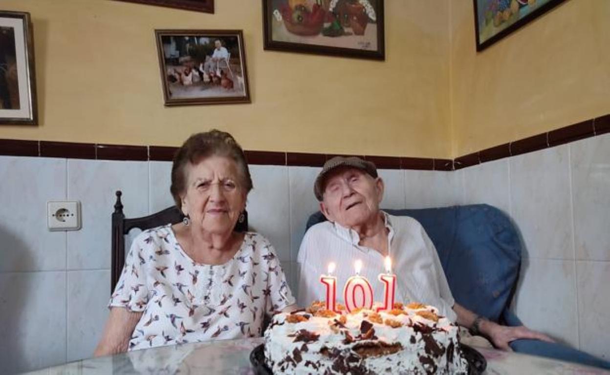 Ana, de 94 años, junto a su esposo, Manuel, celebrando su 101 cumpleaños. 