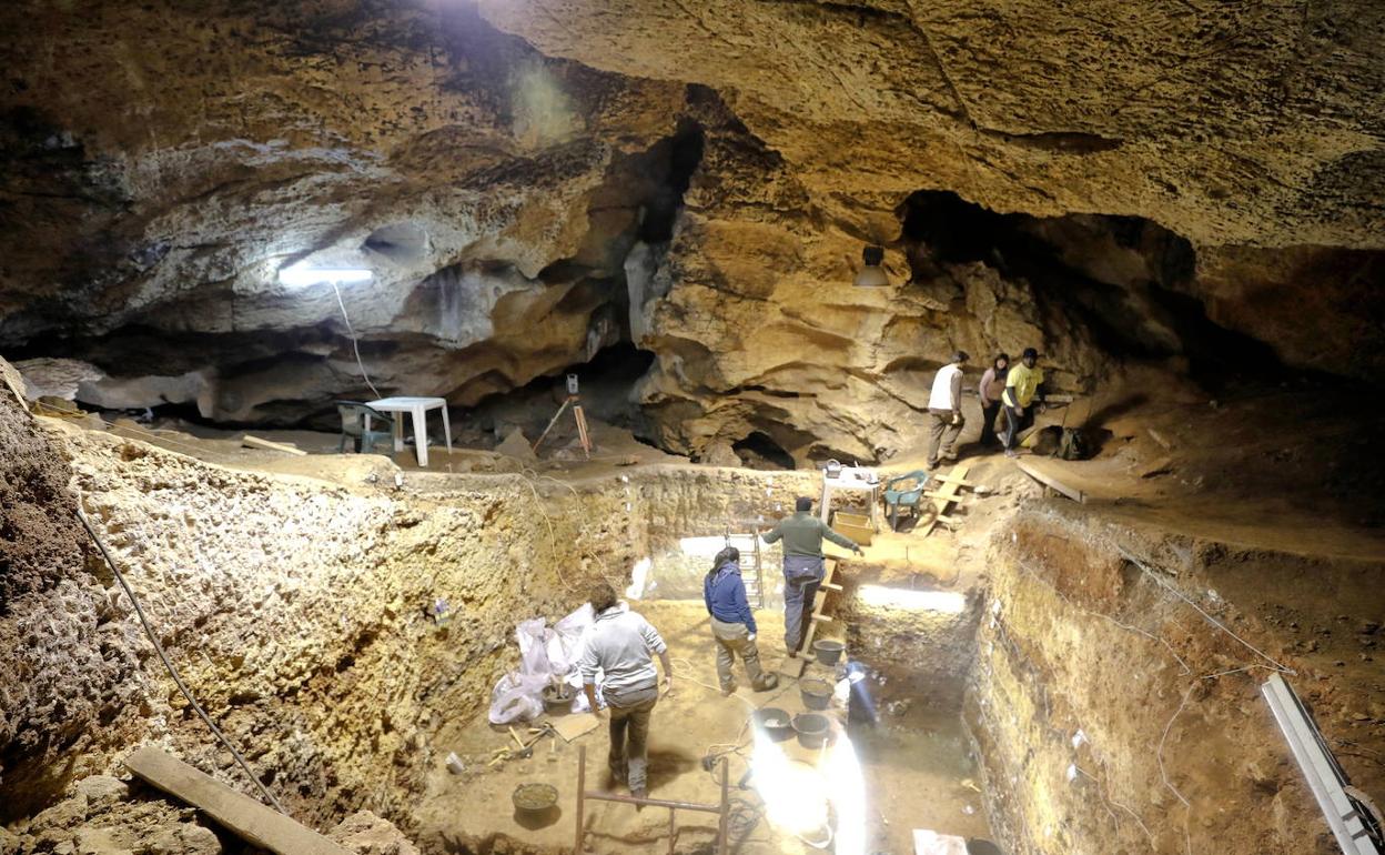 Imagen de la última campaña de Primeros Pobladores que se llevó a cabo en la cueva de Santa Ana, en el Cefot, en el año 2019. 