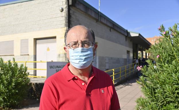 Juan Sancho, de 63 años, este jueves en la cola de vacunación en el Edificio Múltiples de la UEx en Badajoz. 