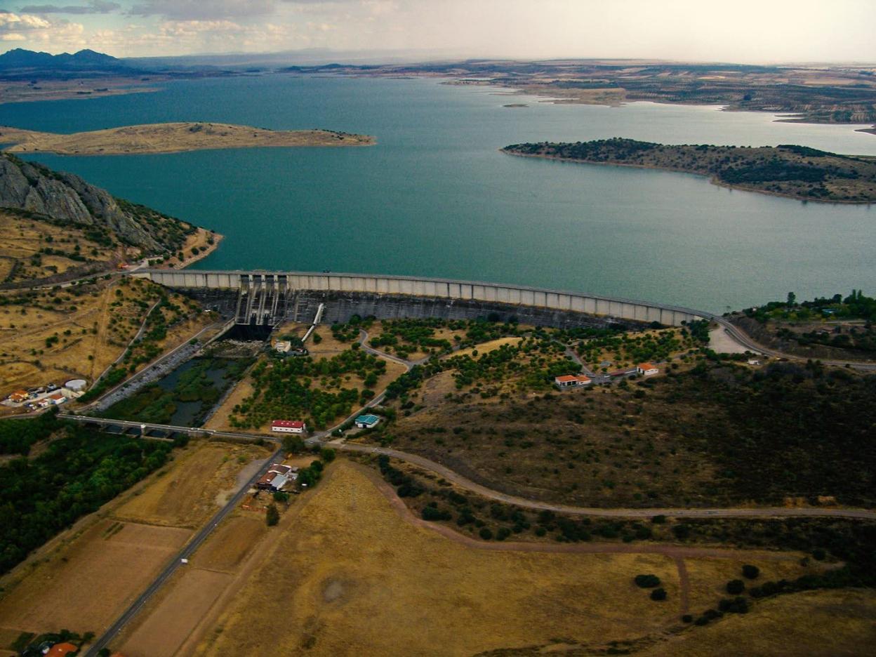 Panorámica del embalse de Alange con la estación de bombeo a pie de presa. 