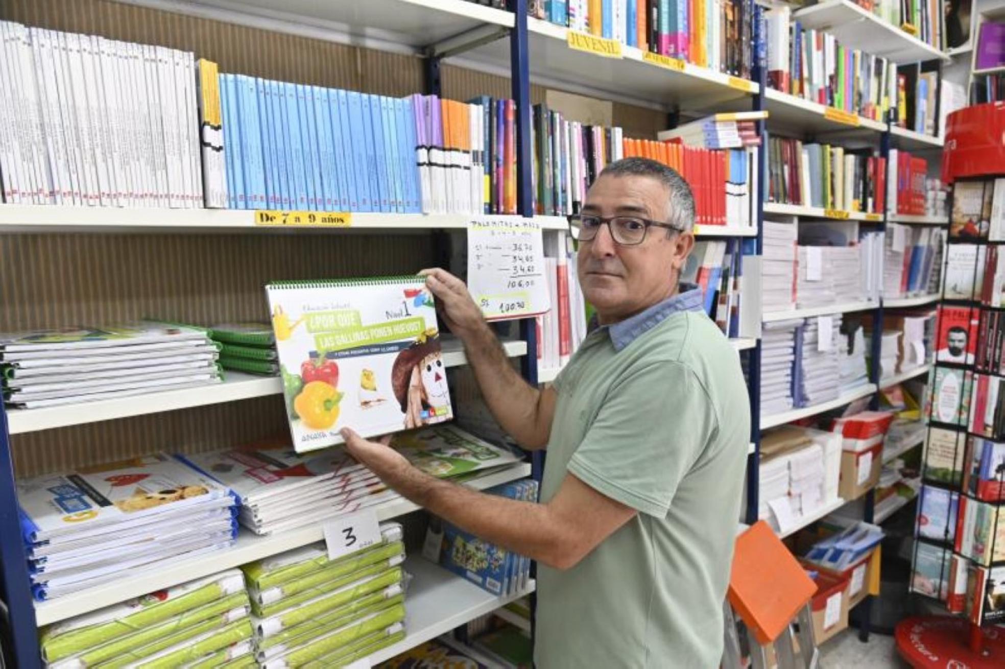 Rodrigo Hernández gerente de la Librería Astérix de Badajoz. 