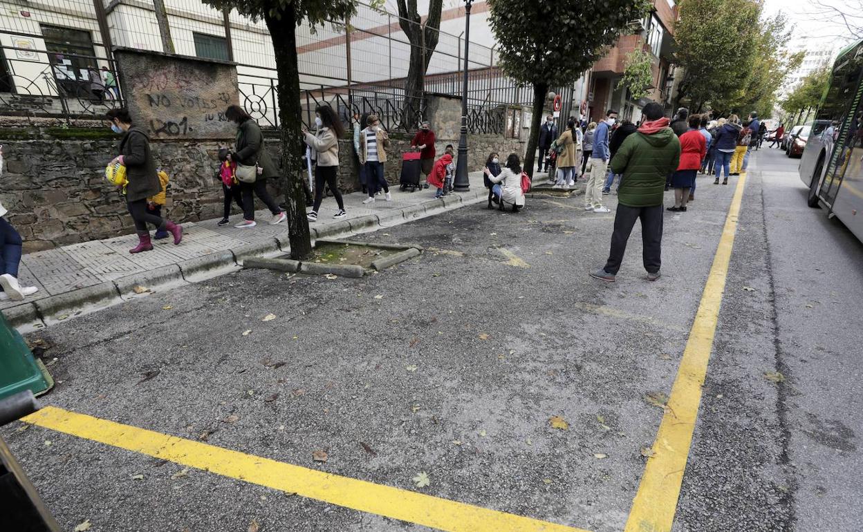 Imagen del curso pasado del espacio habilitado en la entrada del colegio público Prácticas. 