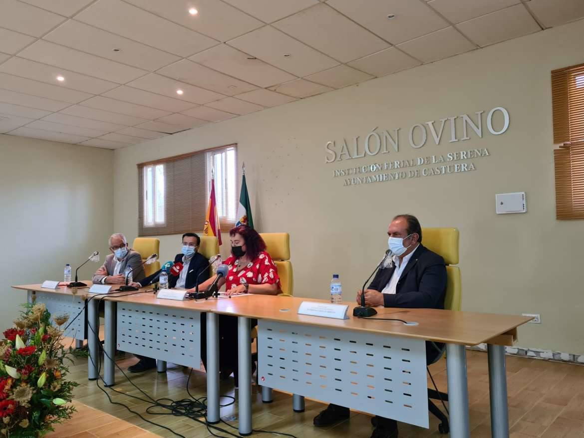 Las personalidades presentes en el Salón del Ovino de Castuera han defendido al sector.