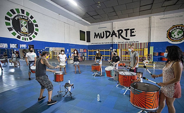 Clases de percusión y otras disciplinas forman parte de este nuevo recinto.