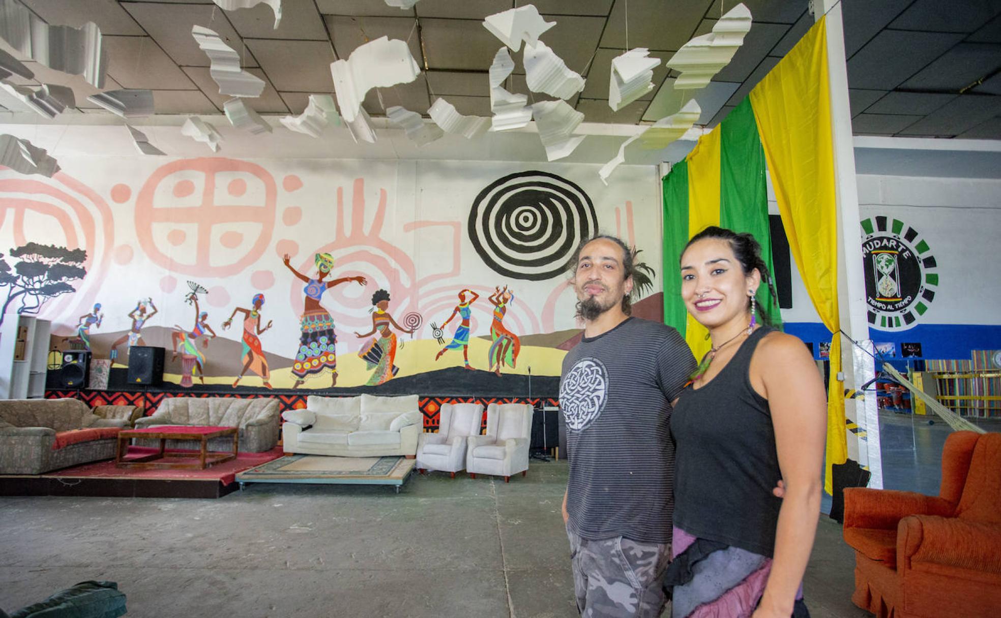 Miguel Moreno y Catherine Díaz son los impusores de Mudarte, un nuevo espacio cultural en Aldea Moret. 