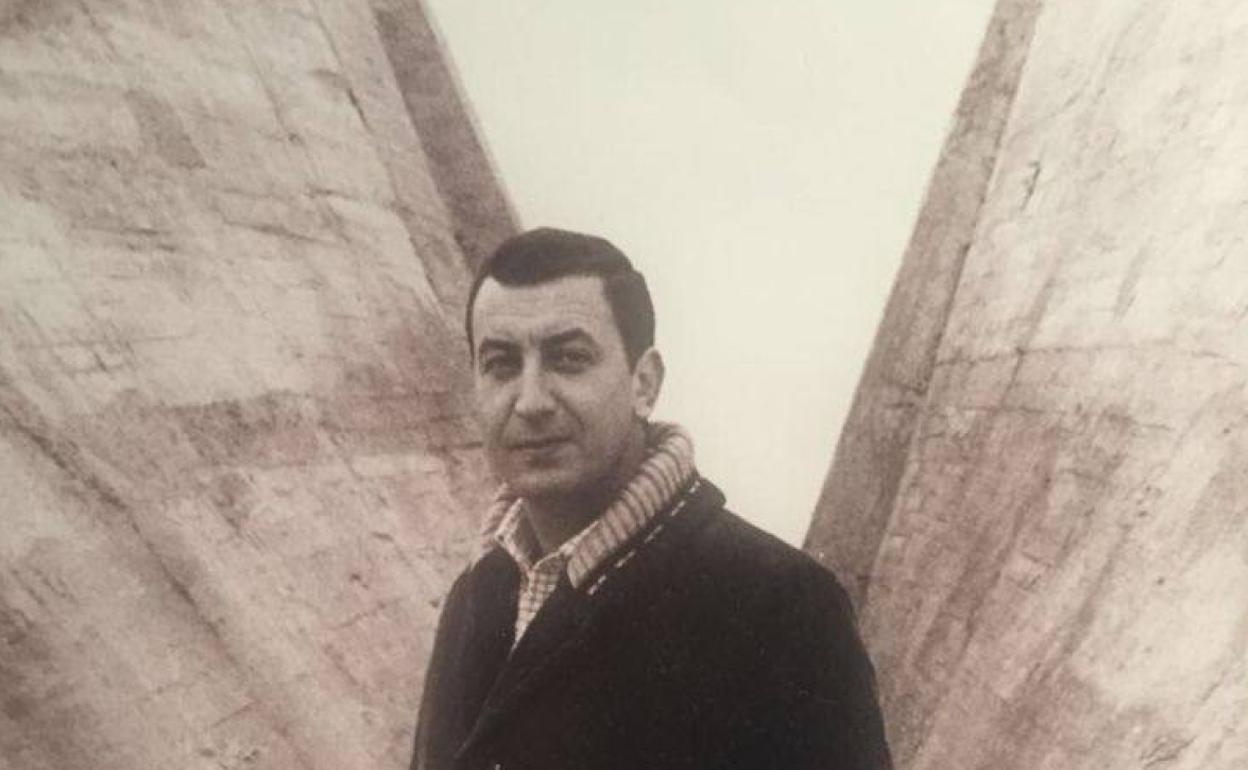 José Julián Gutiérrez-Ulecia en la visera del estadio Príncipe Felipe. 