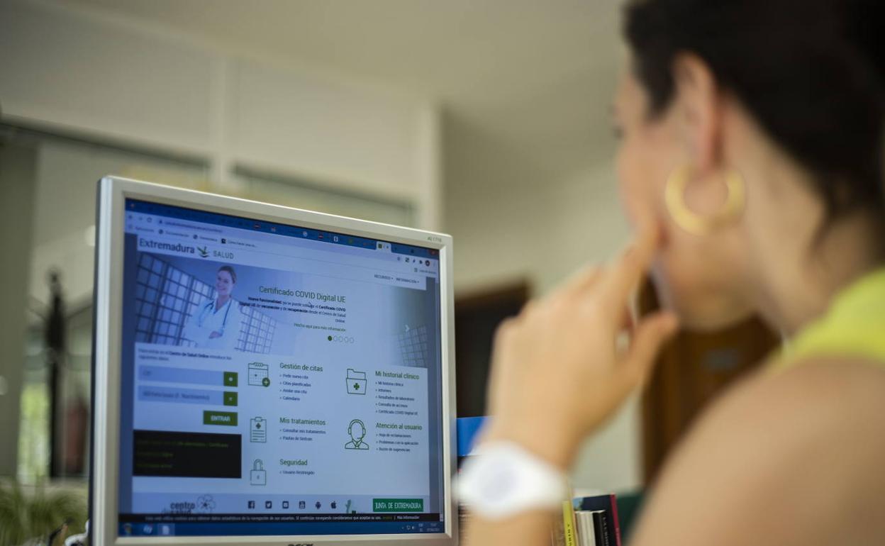 Una usuaria utilizando el centro de salud 'online' del SES.