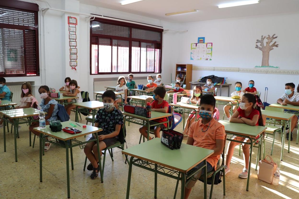 Alumnos durante la primera clase del curso. 