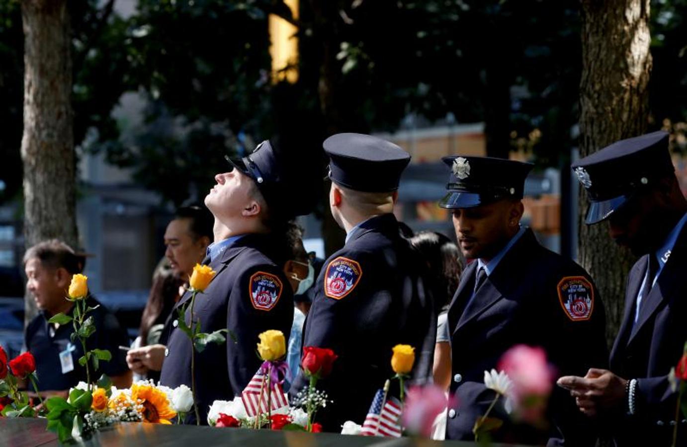 Miembros del Departamento de Bomberos de Nueva York, durante la la ceremonia por sus compañeros caídos.