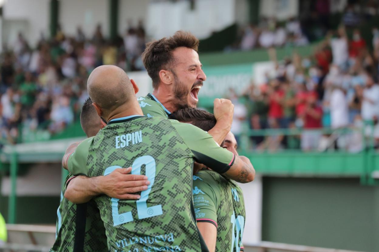 Los jugadores del Villanovense celebran el 1-0 obra de Moi. 