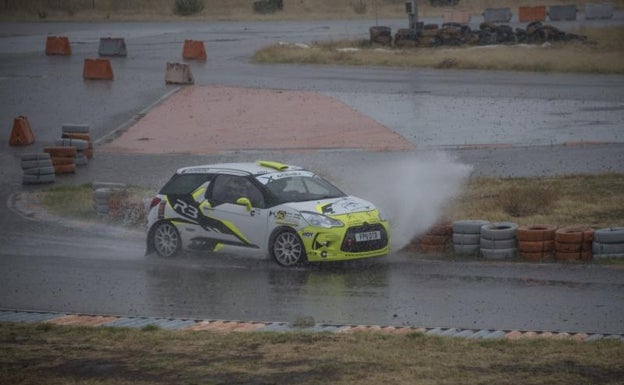 El Citroen DS3 R3 de Carlos en el circuito talaverano bajo una intensa lluvia. 