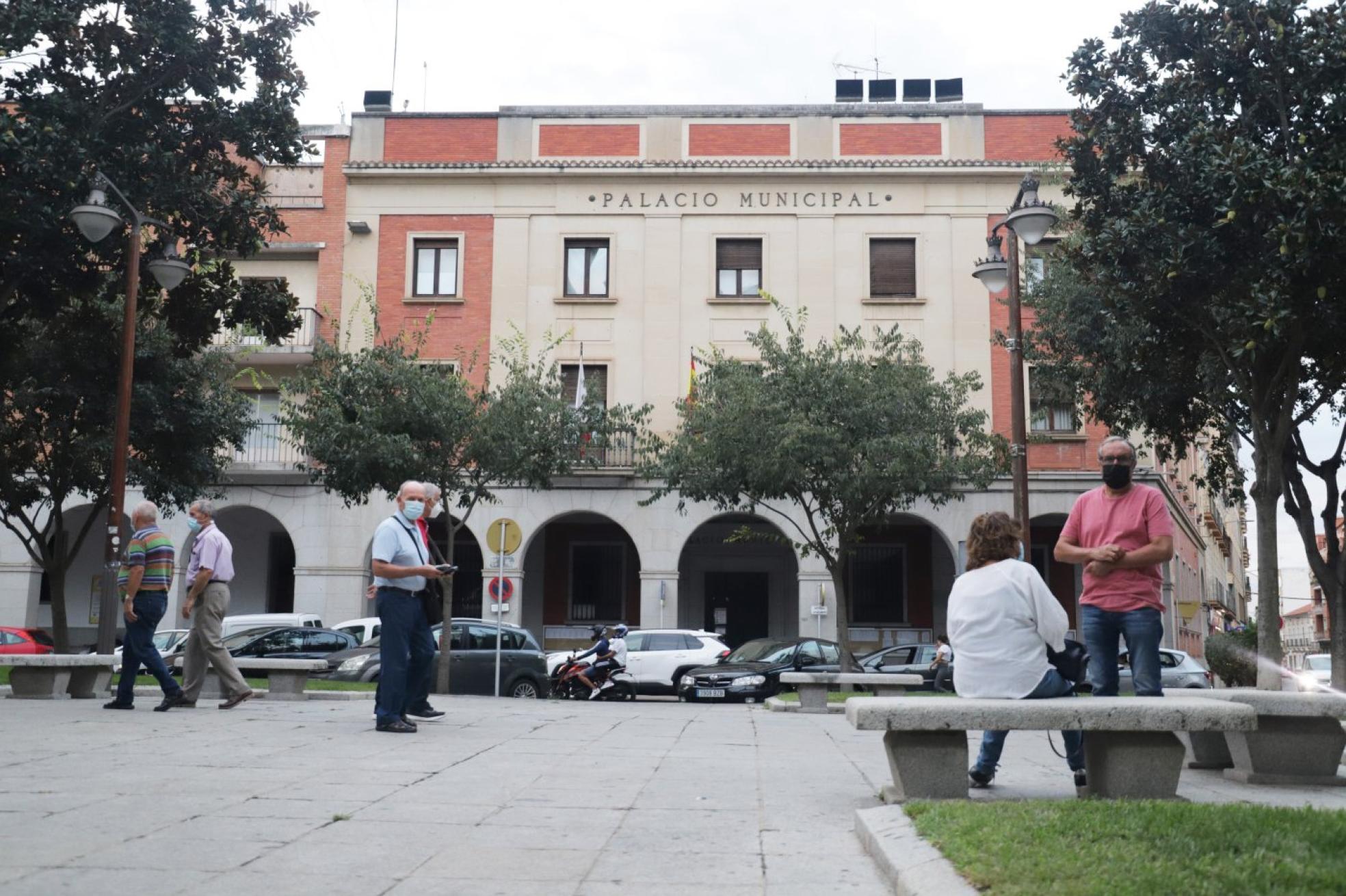 Paseantes ayer ante el Ayuntamiento de Don Benito.