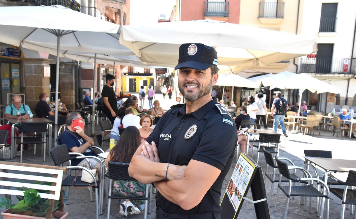 Pedro Velázquez, delante de la terraza de La Pitarra del Gordo, donde ocurrió el suceso. 