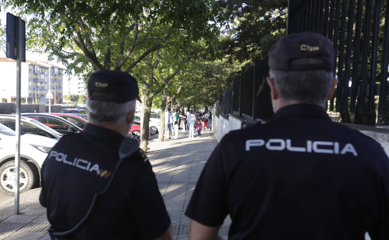 Dos agentes de la Policía Nacional vigilaron, de manera preventiva, ayer la entrada al colegio Alba Plata. 