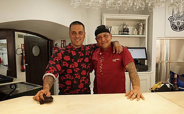 Los chefs Kini Silva y Santiago Andrade.