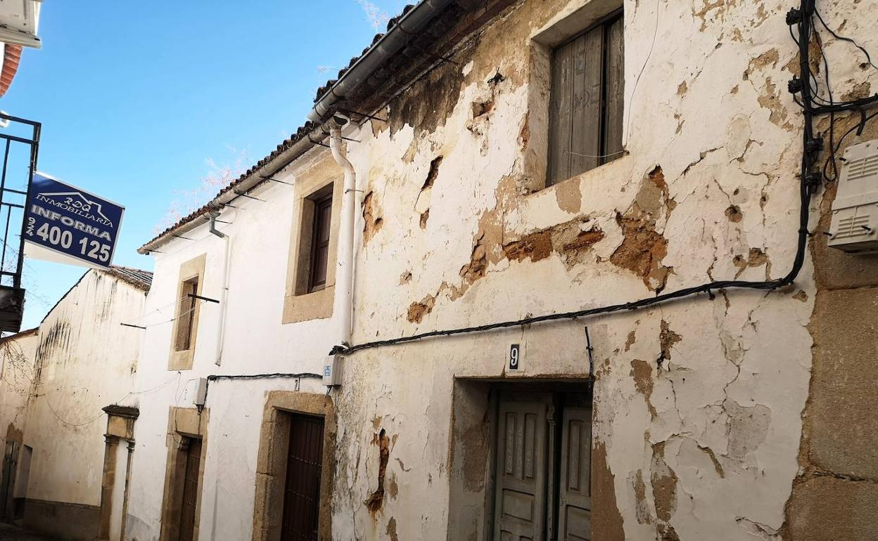 A la derecha, la vivienda en ruinas. Al lado, la casa de María José Bargón.