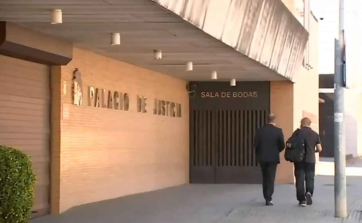 El policía nacional liberado este viernes tras prestar declaración en el Palacio de Justicia de Mérida. 
