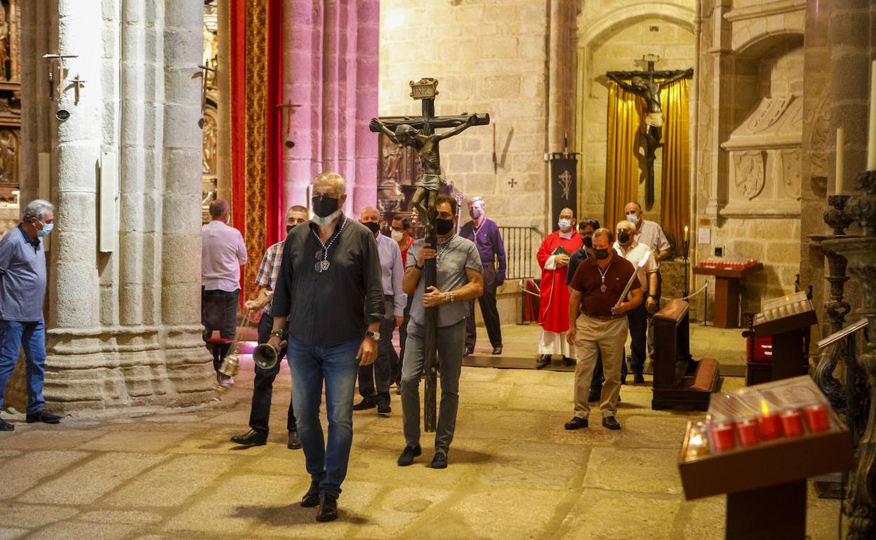 Uno de los momentos del acto de Exaltación de la Cruz este sábado en Santa María.