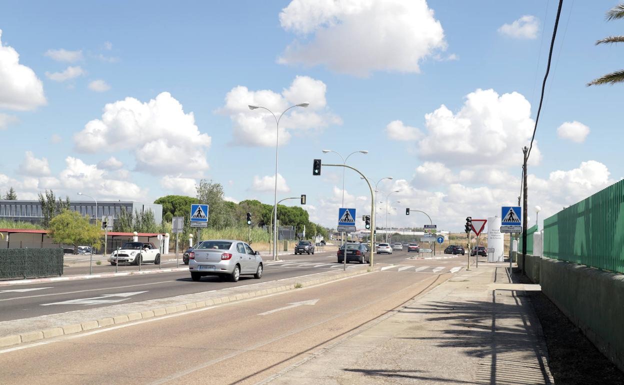 Carretera que une las dos localidades pacenses, a la altura del hospital comarcal. 