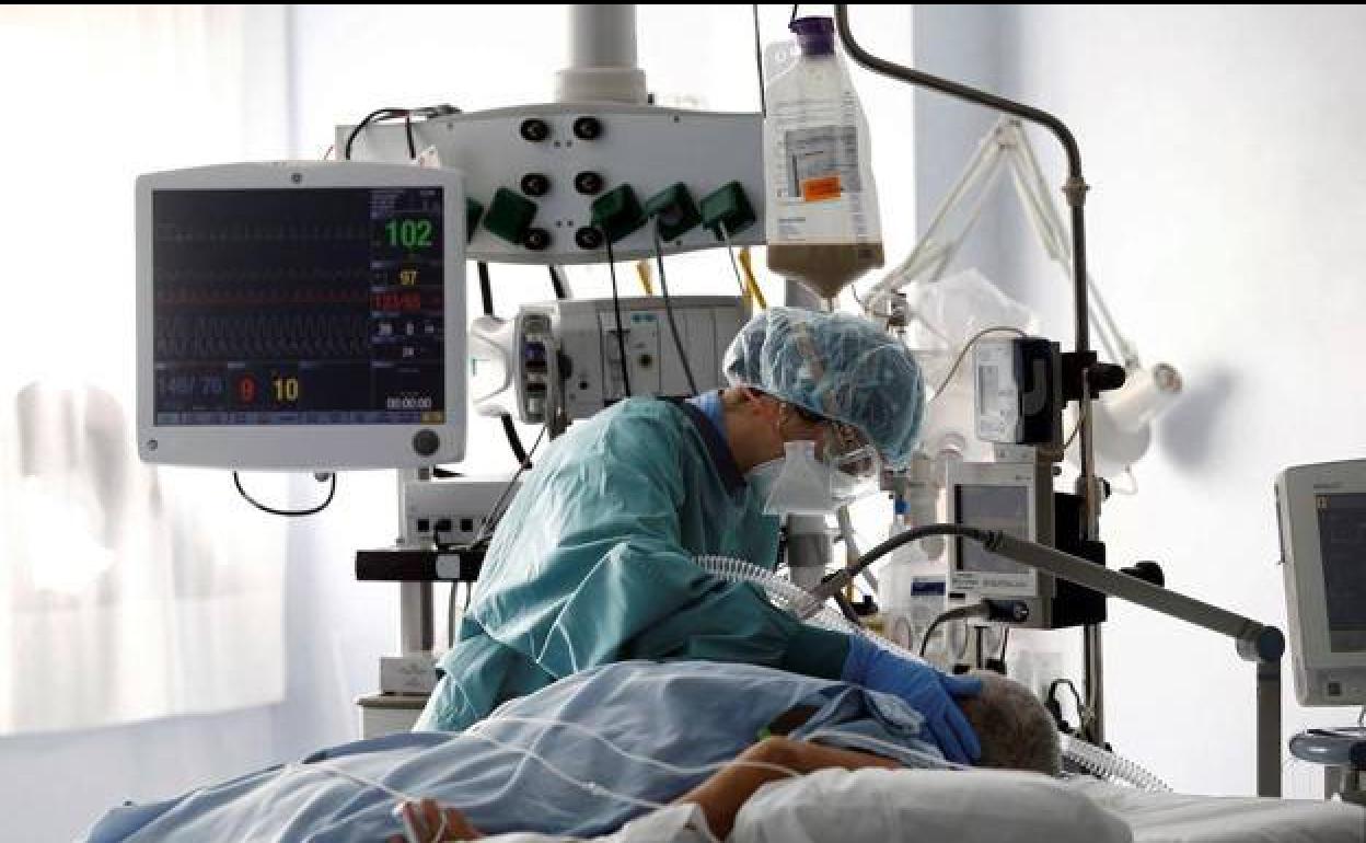 Cuatro muertes y diez ingresos en un día con medio centenar de contagios