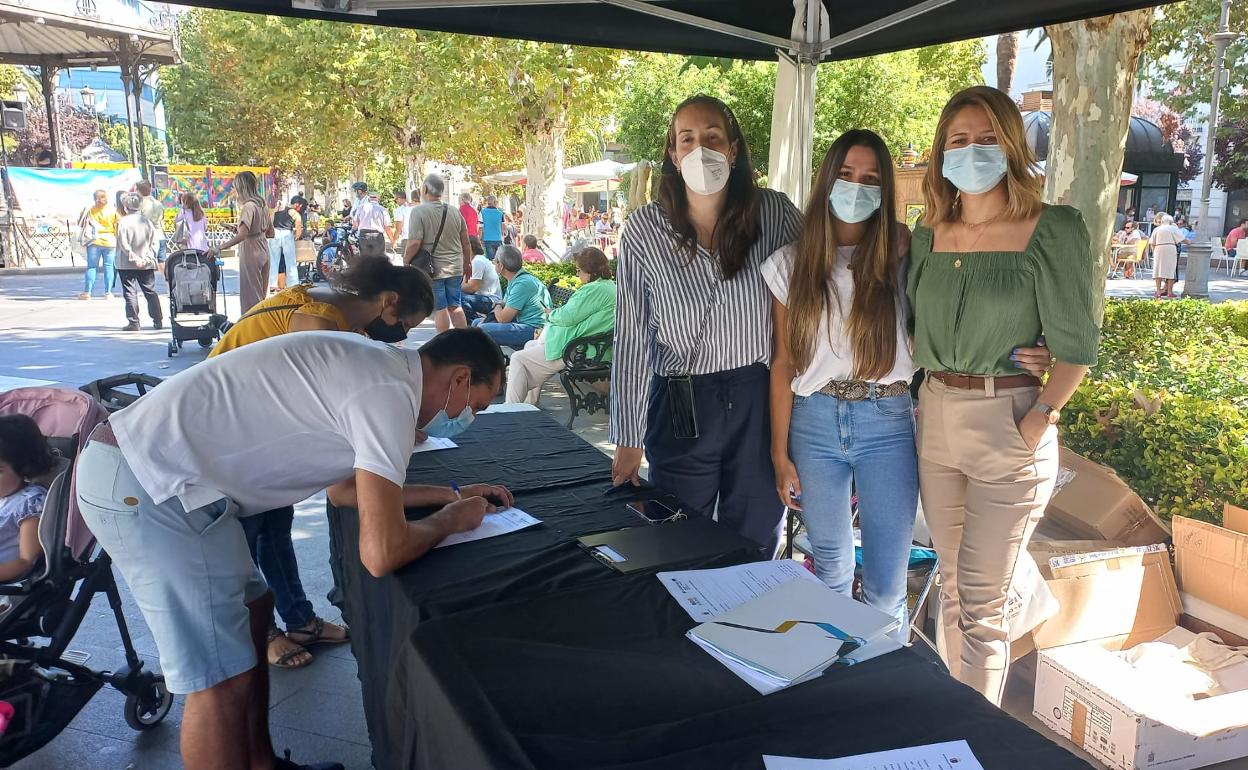 Pacenses solicitando la tarjeta de eurociudad Eurobec en el stand instalado este domingo en San Francisco. 