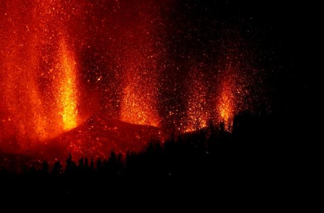 La lava se eleva tras la erupción del volcán en la isla canaria de La Palma.