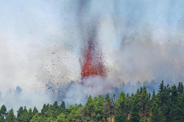 Lava y humo después de la erupción del volcán en el parque nacional Cumbre Viejo.