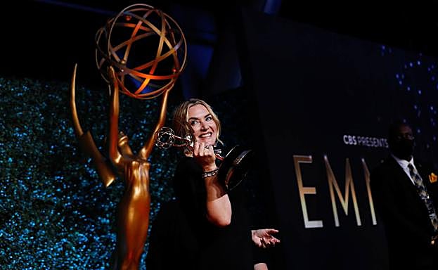 Kate Winslet se llevó el Emmy a la mejor actriz de miniserie.