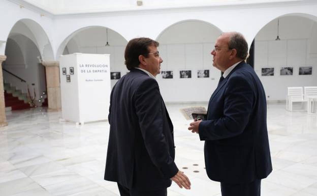 Imagen de archivo de una charla entre Guillermo Fernández Vara y José Antonio Monago. 