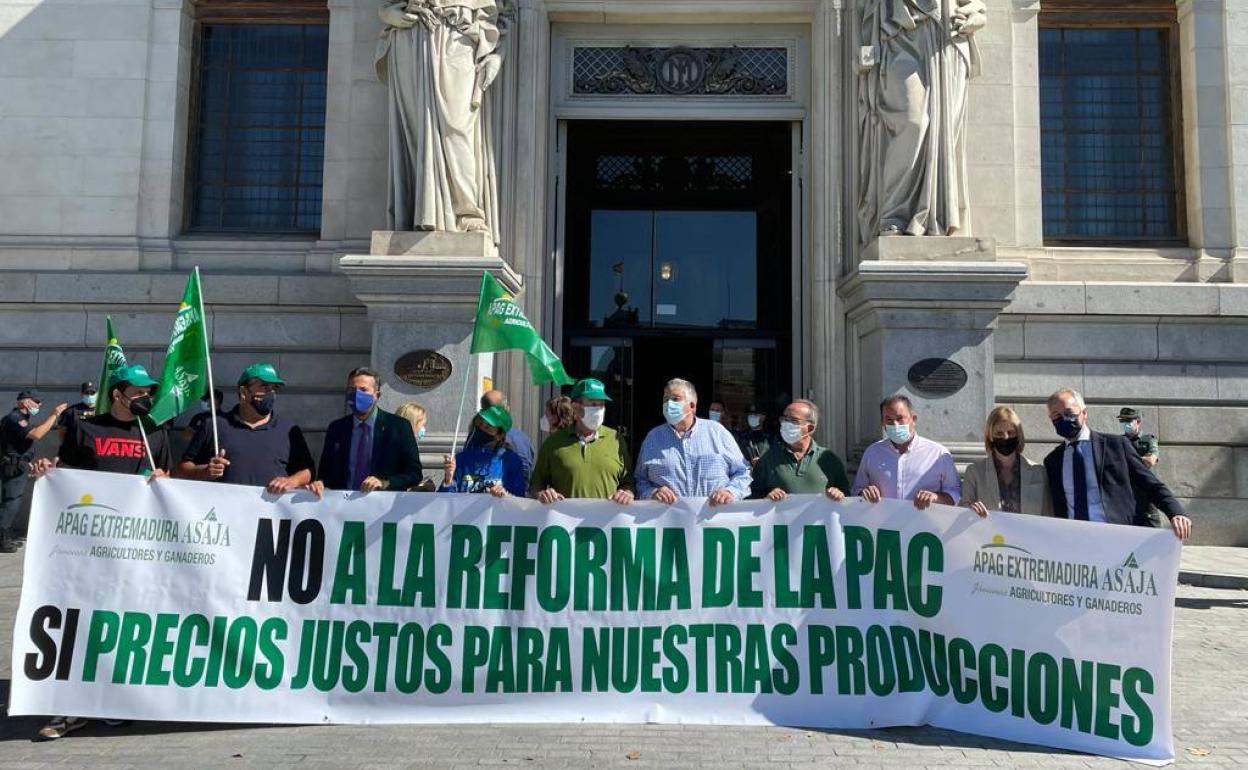 Miembros de la organización agraria a las puertas del Ministerio de Agricultura.