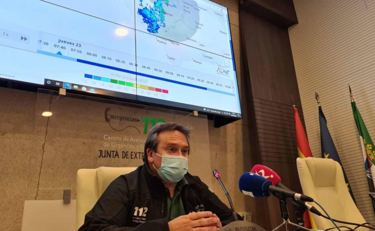 El director del Centro de Urgencias y Emergencias 112 Extremadura, Juan Carlos González Rojo, en la rueda de prensa de este jueves.