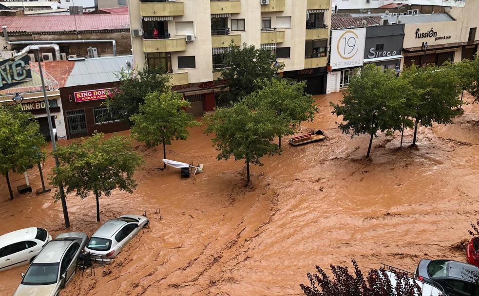 Inundaciones en la avenida de La Paz de Almendralejo.
