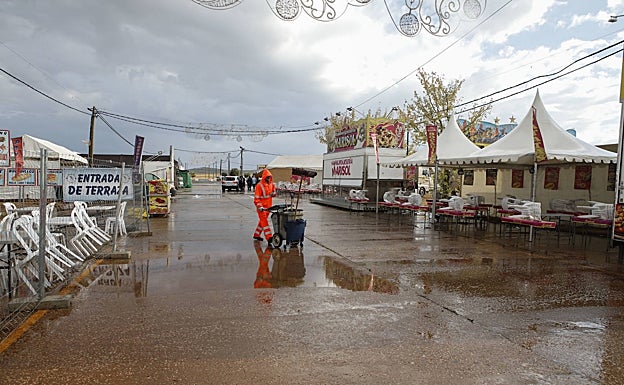 Un operario de limpieza en una de las calles vacías del ferial. 