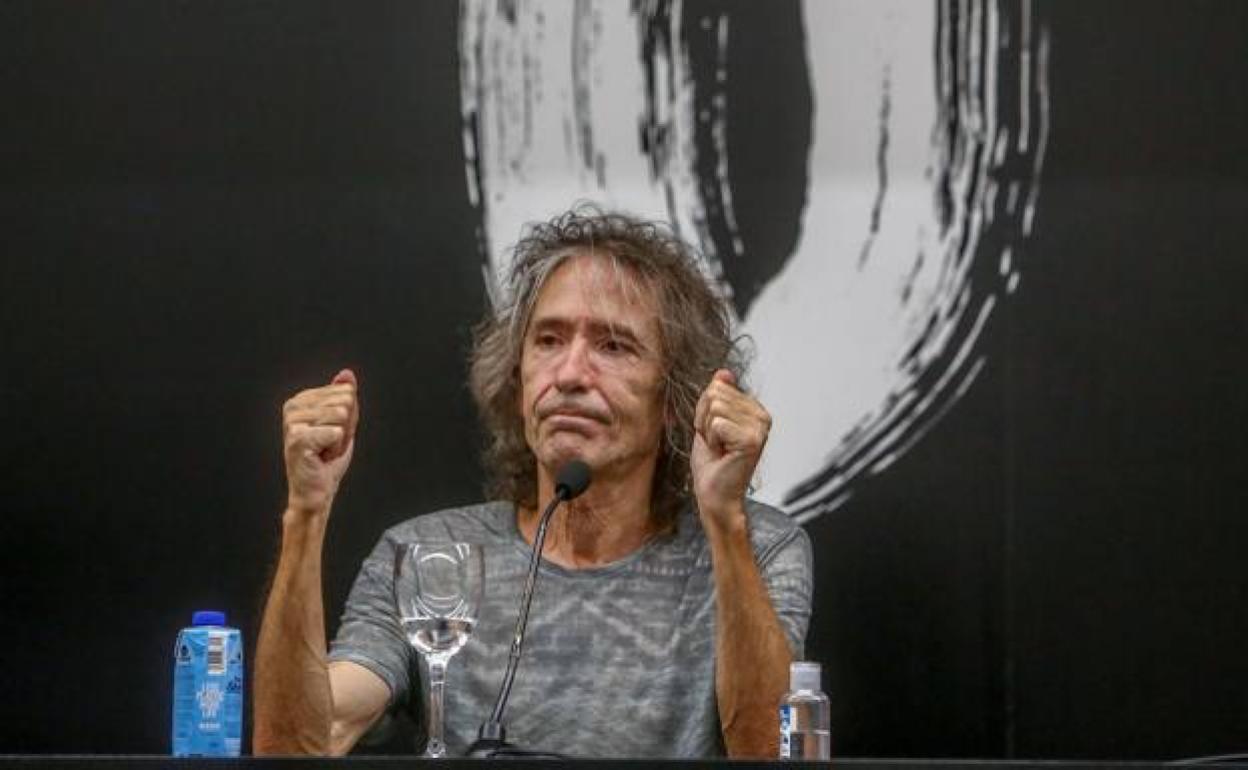 Robe Iniesta, durante la presentación de su gira 'Ahora es el momento'.