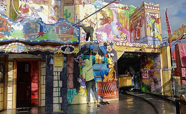 Dos empleados achicando agua en 'El tren de la bruja', este jueves. 