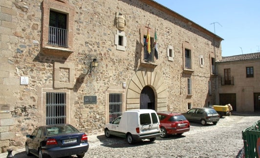 Imagen de archivo de la plaza de Caldereros, donde se suprimirán los estacionamientos durante el rodaje. 