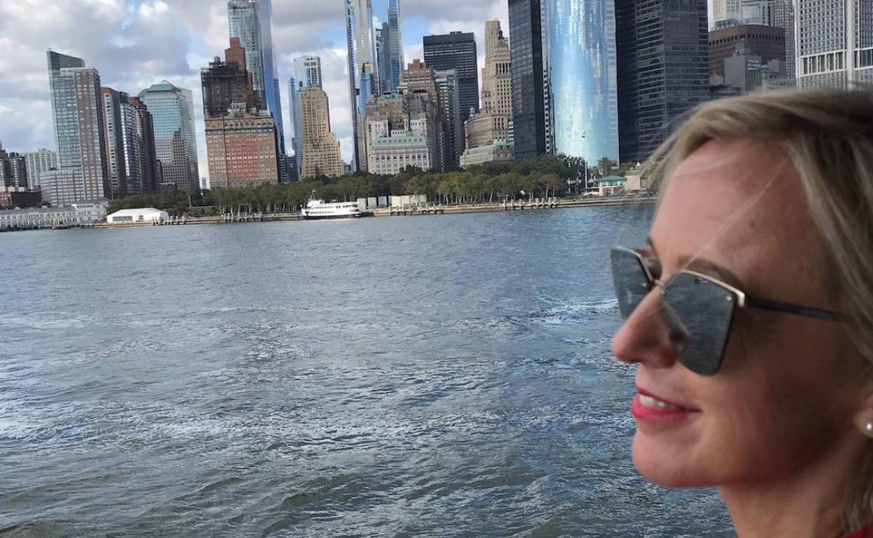 La extremeña, con los rascacielos de Manhattan de fondo. 