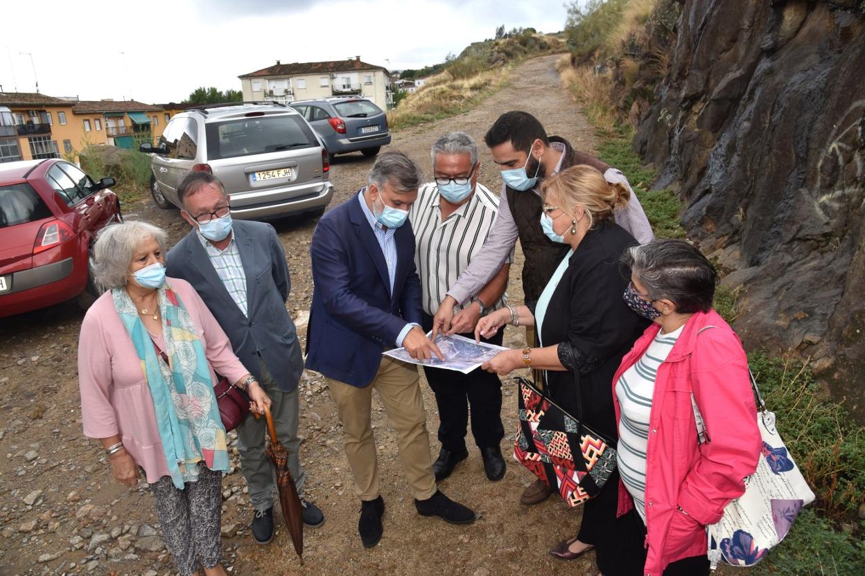 Fernando Pizarro con directivos de Río Jerte en el inicio del futuro vial del cementerio. 