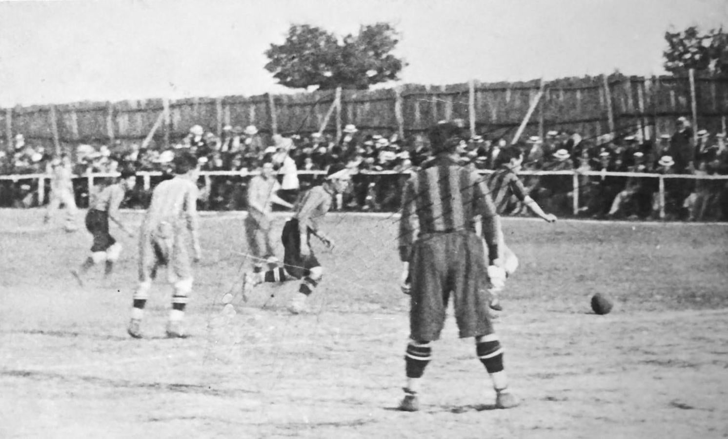 Año 1926. El Cacereño y Artilleros de Mérida jugando en Cáceres, en el campo de la carretera de Mérida