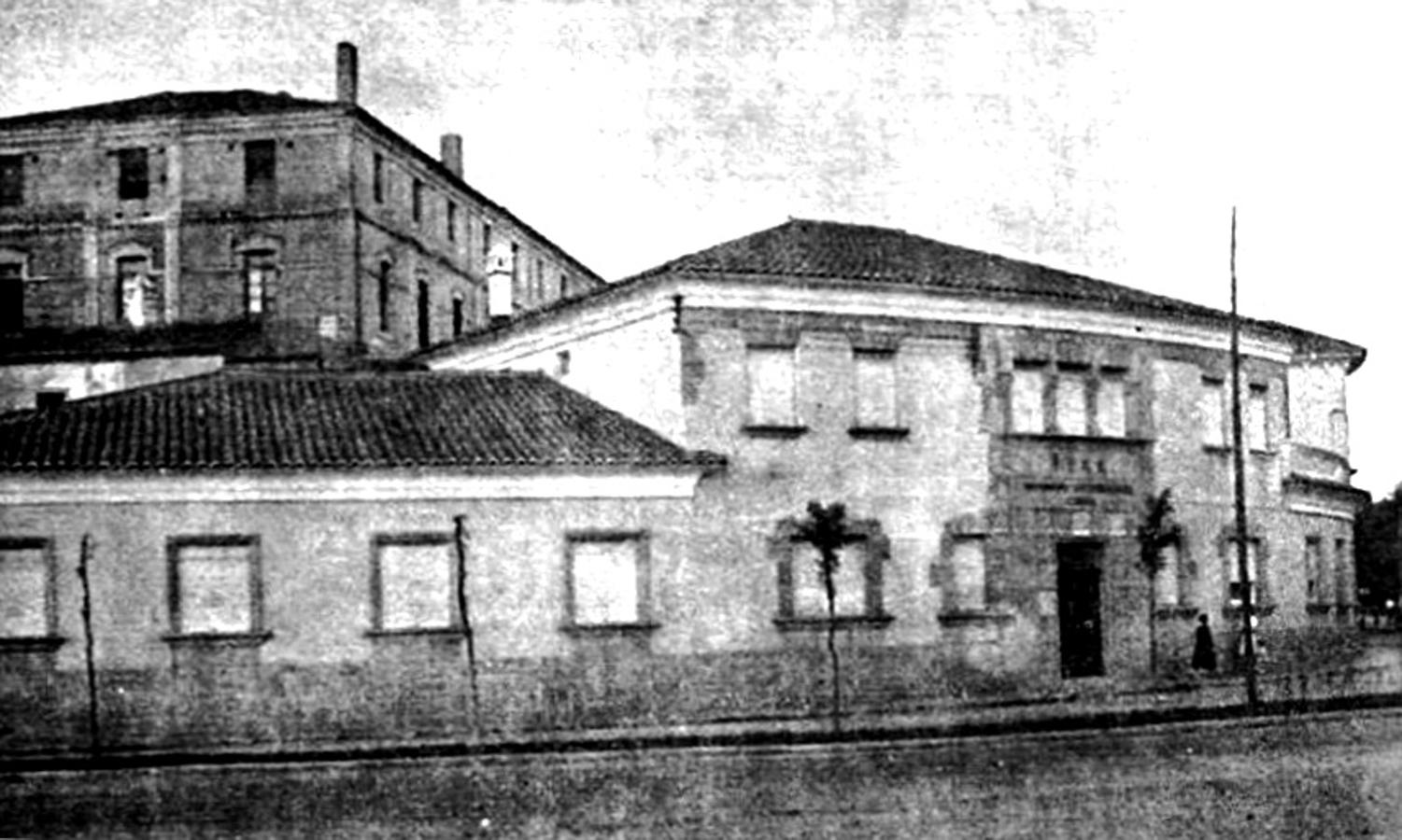 Foto del año 1944, de la confluencia entre la avenida Hernán Cortes (antes Ronda del Hospital) y avenida Clara Campoamor (antes Primo de Rivera)