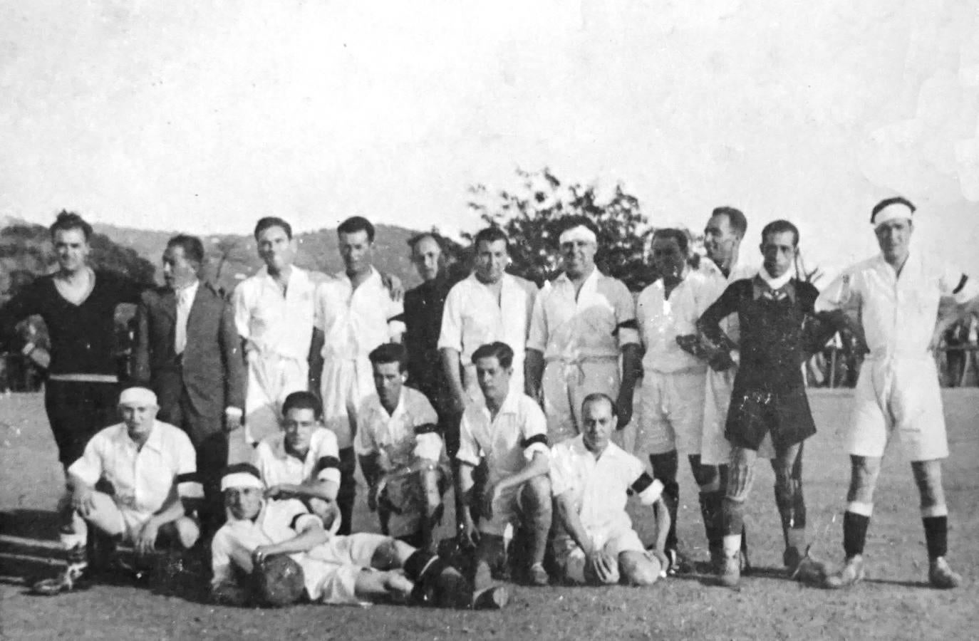 Año 1933. Campo del Espíritu Santo. Partido entre Arenas F. C. y antiguos jugadores del Cacereño.