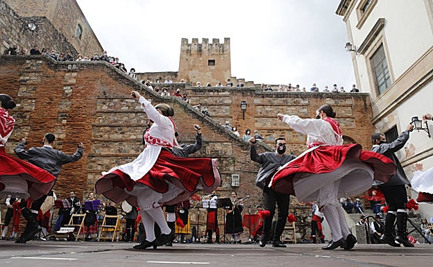 Por la mañana hubo una actuación de folclore en el Foro de los Balbos.  A rmando Méndez