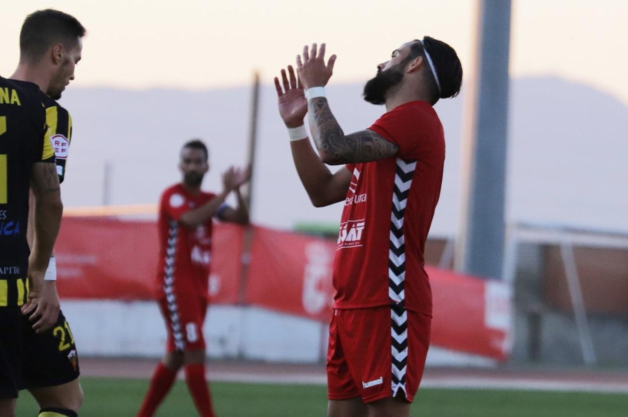 Manu Miquel se lamenta en el partido contra el San Roque. 