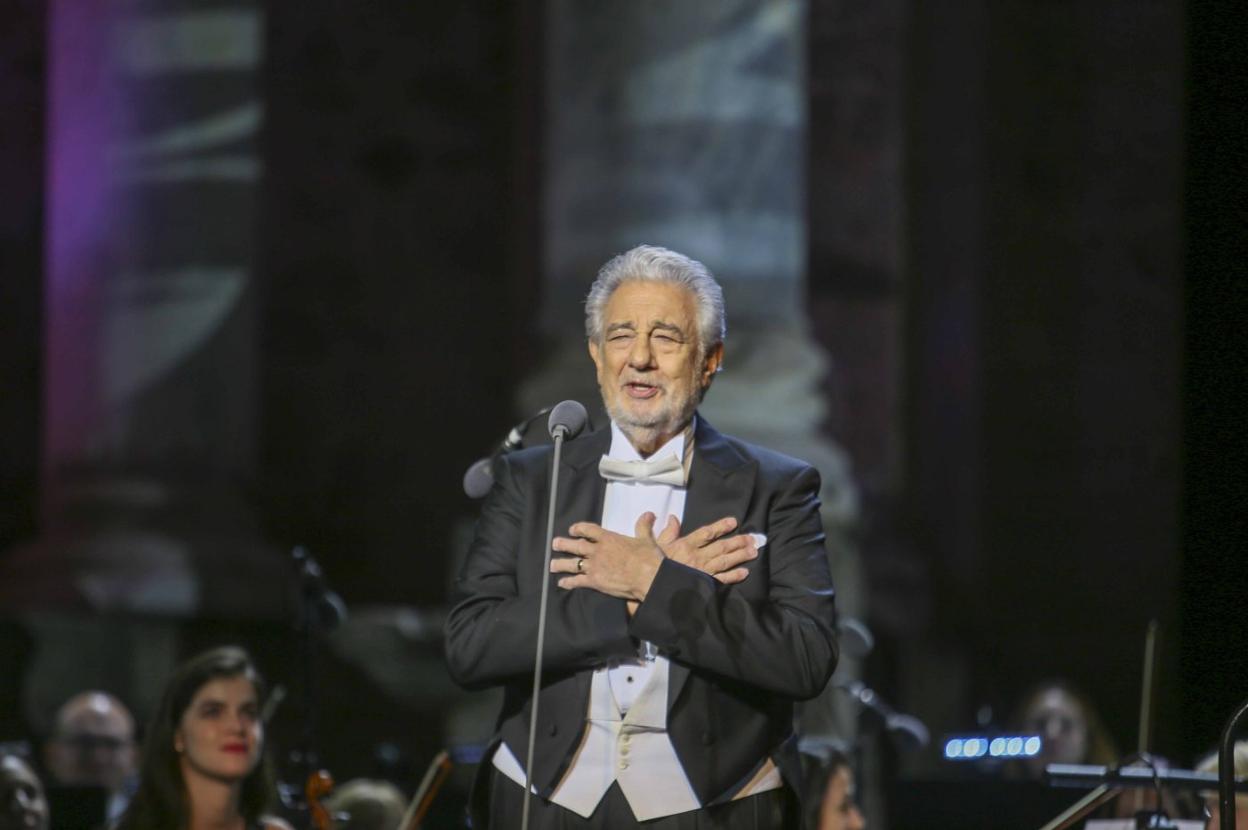 Plácido Domingo se fue anoche agradecido con un público, el del Teatro Romano, que le recibió y le despidió con ovaciones. 