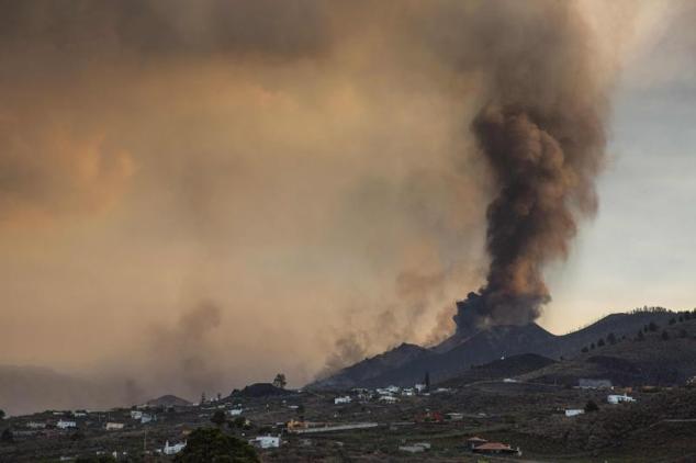 El volcán Cumbre Vieja es visto desde Los Llanos de Aridane.