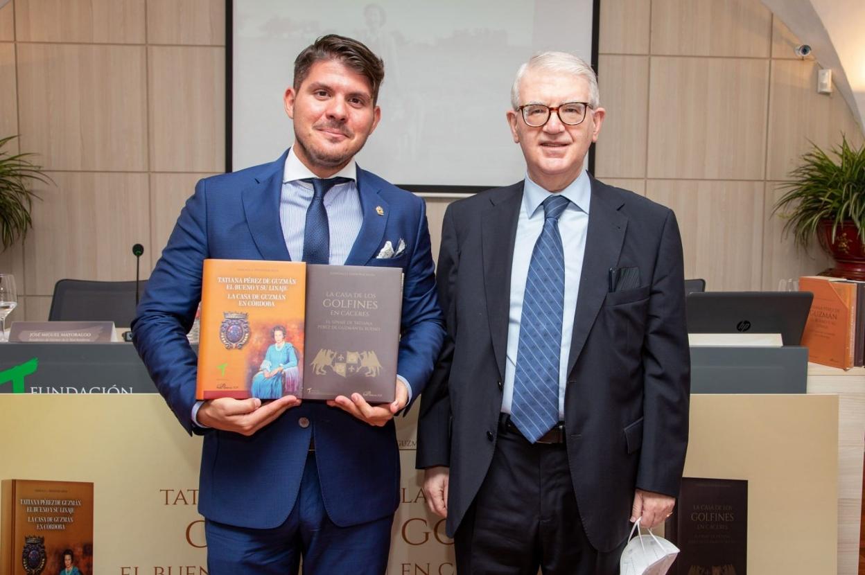 Gonzalo J. Herreros, con sus dos libros, junto a José Miguel de Mayoralgo y Lodo, conde de los Acevedos. 