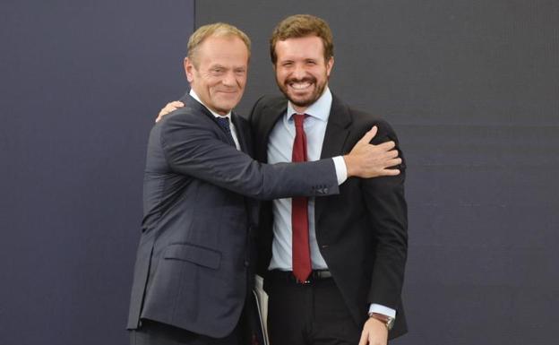 El presidente del PP, Pablo Casado, junto al expresidente del Consejo Europeo, Donald Tusk, intervienen en la convención nacional de su partido celebrada este martes en Valladolid.