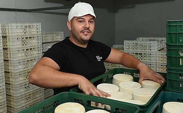 Antonio Jiménez, con algunos quesos frescos de cabra en Acehúche.