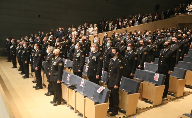 Agentes de la Policía escuchan el himno de España en el inicio de los actos en el Palacio de Congresos emeritense. 