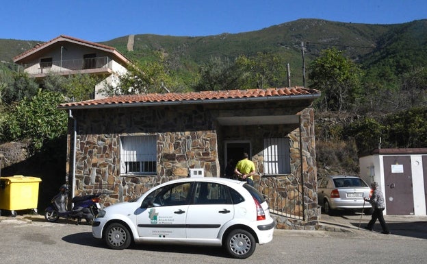 El coche del SES en el que se mueven la doctora y la enfermera, aparcado junto al consultorio de Aldehuela. 